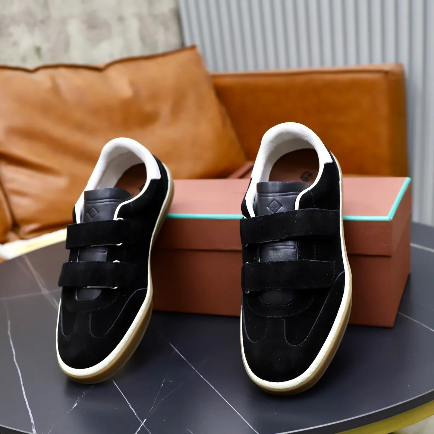 Ex-factory price: 560💰Loro Riana men’s moral training sneakers! Made from high-quality materials and designed in a low-cut silhouette, it offers an elegant and stylish look that's suitable for year-round wear. The unique double-layer sole aesthetic design, caramel cup-shaped outsole is decorated with off-white rubber trim, creating an attractive color combination. Pair with tailored pieces or jeans for a sophisticated yet casual look. The heel is decorated with soft cow leather tongue with Kummel color inserts and cotton laces with embossed LP logo. Upper: cow split suede stitching knitted fabric. Lining: original thickened soft sheepskin. Size: 38-39-40-41-42-43-44 (customized in 45.46)